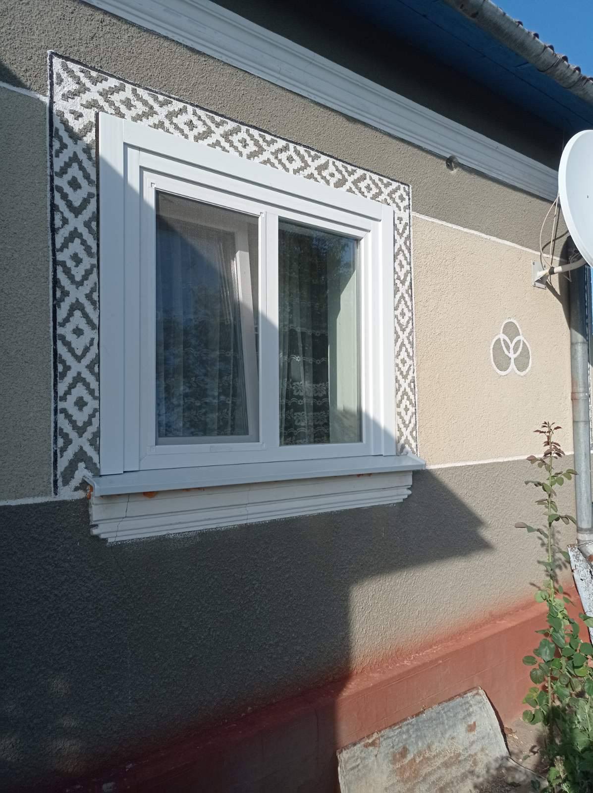 Біле металопластикове вікно на фасаді